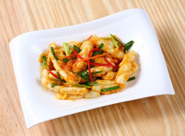 Kızarmış kalamar tuzlu yumurta sarısı ile karıştırın