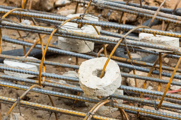 Cobertura de concreto em vergalhões enferrujados — Fotografia de Stock