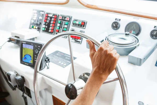 Driving boat — Stock Photo, Image