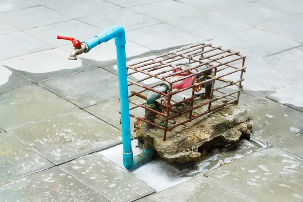 Jaula de acero en medidor de agua —  Fotos de Stock