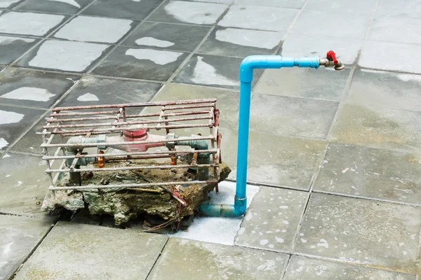 Stalen kooi op watermeter — Stockfoto