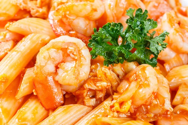 Mélanger les macaronis frits et les crevettes avec la sauce tomate — Photo