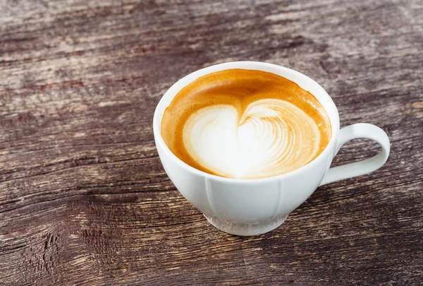 Tasse Kaffee auf altem Holztisch — Stockfoto