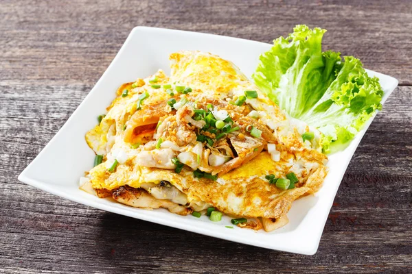 Stir fried fresh rice fat noodles with chicken and egg — Stock Photo, Image