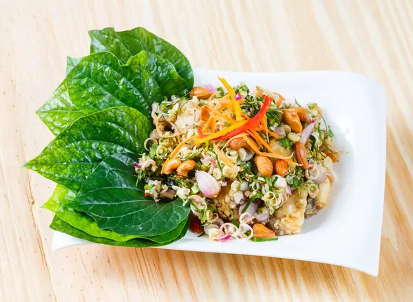 Deep fried barramundi with spicy salad — Stock Photo, Image