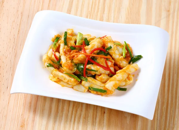 Revuelve el calamar frito con yema de huevo salada —  Fotos de Stock