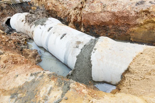 Instalación de alcantarillado en ciudad Imagen de archivo