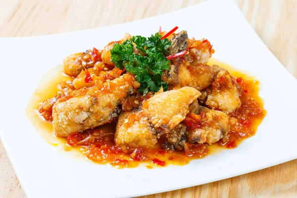 Diepe gebakken grouper vis pikante zoetzure saus — Stockfoto