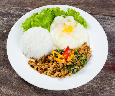 Kızarmış pilav heyecan ile tepesinde kıyılmış domuz eti ve fesleğen