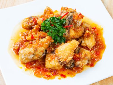 Derin kızarmış orfoz Balık baharatlı tatlı ve ekşi sos