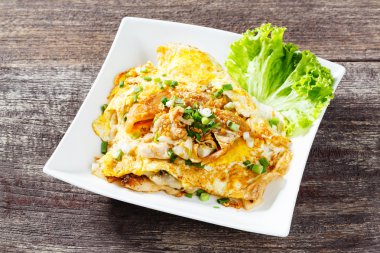 Taze kızarmış pilav yağ erişte tavuk ve yumurta ile karıştırın