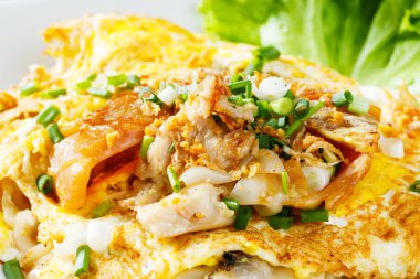 Taze kızarmış pilav yağ erişte tavuk ve yumurta ile karıştırın