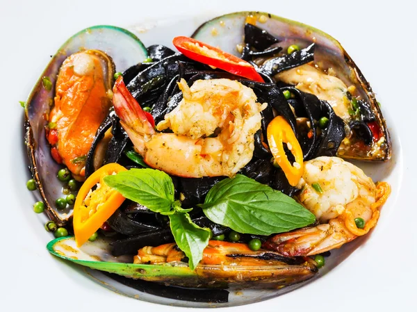 Spicy squid ink spaghetti with green mussel and shrimp — Stock Photo, Image