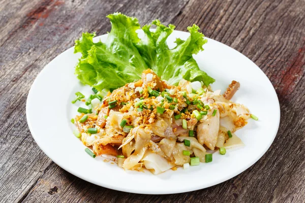 Stir fried fresh rice fat noodles with chicken and egg — Stock Photo, Image