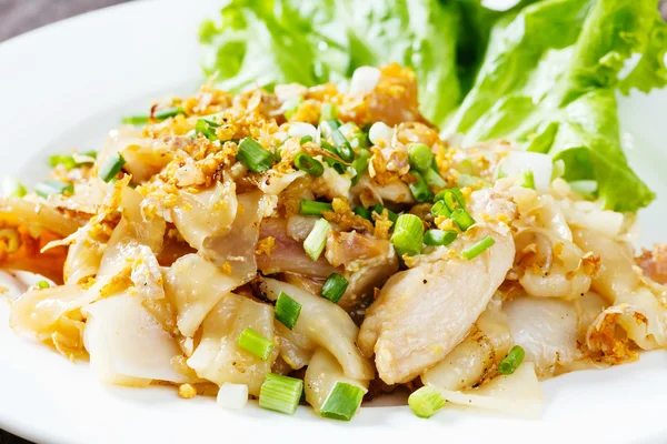 Stir fried fresh rice fat noodles with chicken and egg — Stock Photo, Image