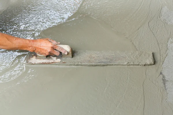 Usando flutuador para nivelar a superfície do concreto — Fotografia de Stock