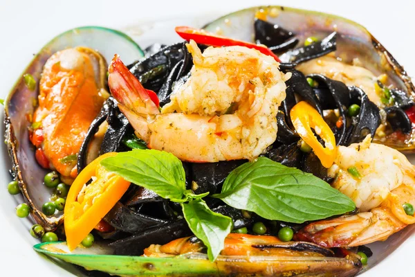 Spicy squid ink spaghetti with green mussel and shrimp — Stock Photo, Image