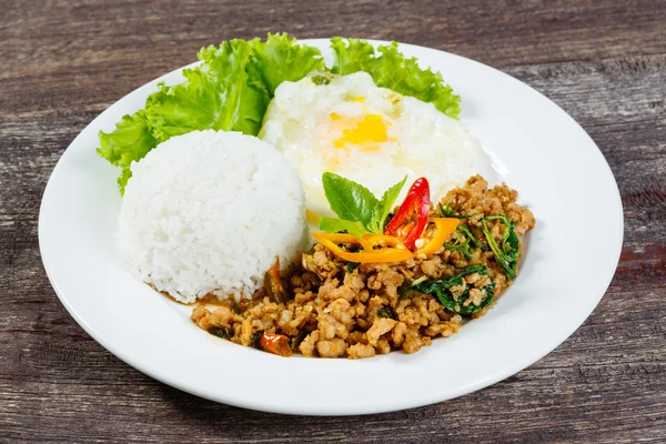 Arroz coberto com carne de porco picada frita e manjericão — Fotografia de Stock