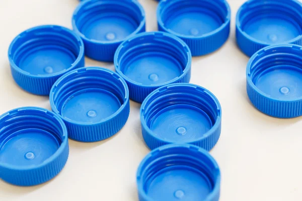 Modrá barva plastové láhve víčko — Stock fotografie