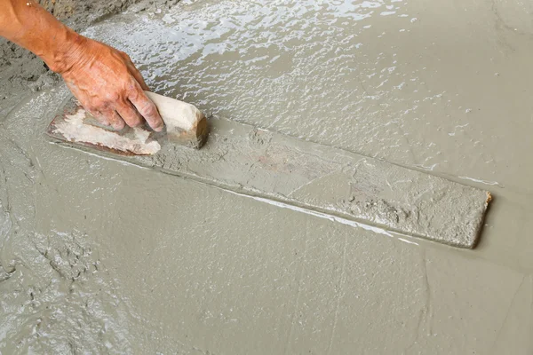 Utilizzando galleggiante per livellare la superficie del calcestruzzo — Foto Stock