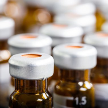 Amber renkli şişe kapağı ile