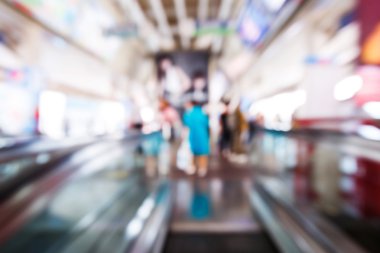 Soyut bulanık insanlarda tren istasyonu