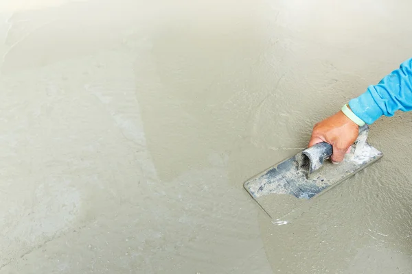 Za pomocą float do poziomu powierzchni betonu — Zdjęcie stockowe