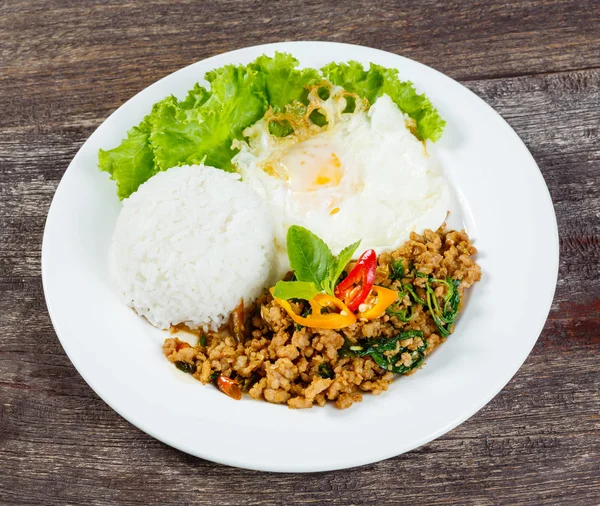 Arroz coberto com carne de porco picada frita e manjericão — Fotografia de Stock