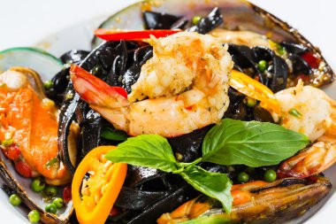 Spagetti yeşil midye ve karides ile baharatlı squid mürekkep