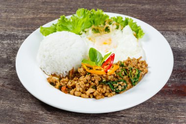 Kızarmış pilav heyecan ile tepesinde kıyılmış domuz eti ve fesleğen