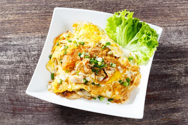 Mexa macarrão de gordura de arroz fresco frito com frango e ovo — Fotografia de Stock