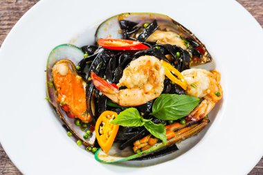 Spagetti yeşil midye ve karides ile baharatlı squid mürekkep