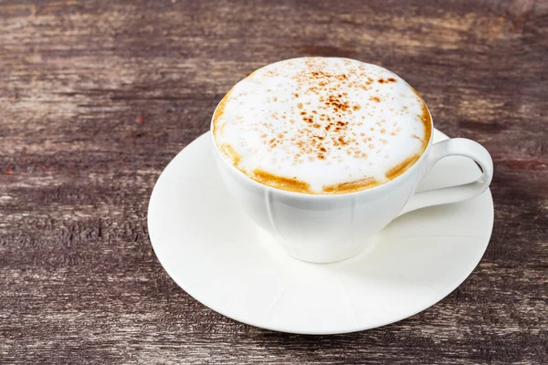 Taza de café sobre mesa de madera vieja — Foto de Stock