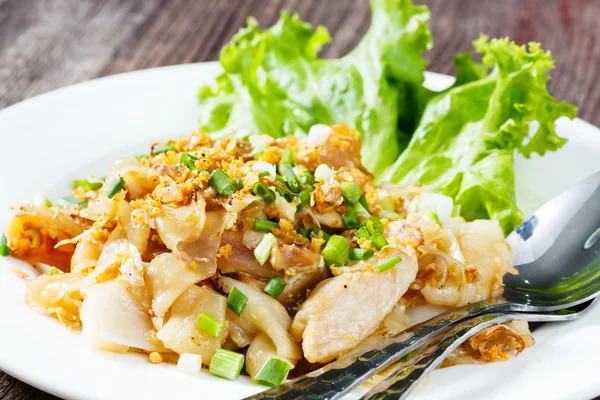 Stir fried fresh rice fat noodles with chicken and egg — Stock Photo, Image