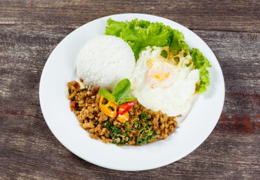 Kızarmış pilav heyecan ile tepesinde kıyılmış domuz eti ve fesleğen