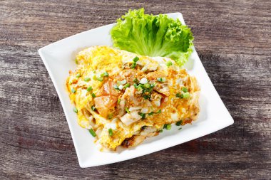 Taze kızarmış pilav yağ erişte tavuk ve yumurta ile karıştırın