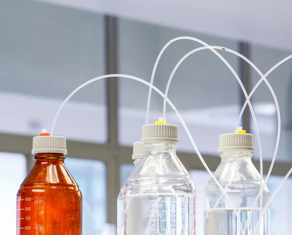 Glazen flesje met plastic slang — Stockfoto
