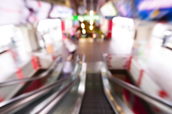 Personas borrosas abstractas en la estación de tren — Foto de Stock