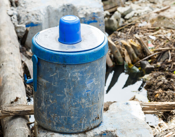 Старое и грязное ведро для льда
