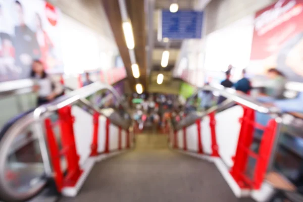 Soyut bulanık insanlarda tren istasyonu — Stok fotoğraf