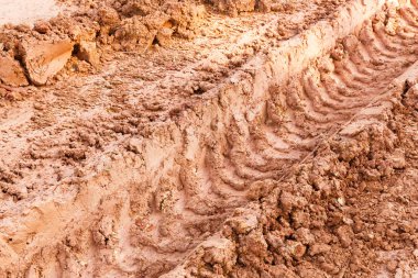 Lateritic toprak yolda lastik