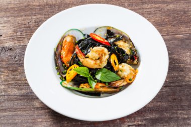 Spagetti yeşil midye ve karides ile baharatlı squid mürekkep