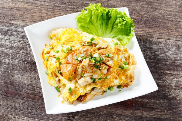 チキンと卵炒め新鮮な米脂肪麺 — ストック写真