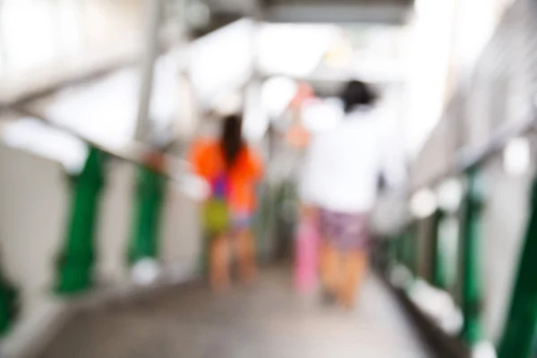 Personas borrosas abstractas en la estación de tren — Foto de Stock