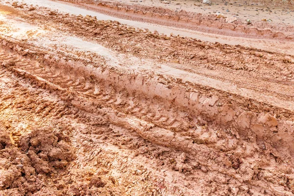 Traccia di pneumatici su suolo lateritico — Foto Stock