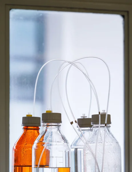 Skleněná láhev s plastovou hadicí — Stock fotografie