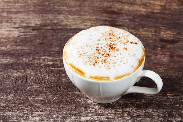 Kaffeetasse auf altem Holztisch — Stockfoto