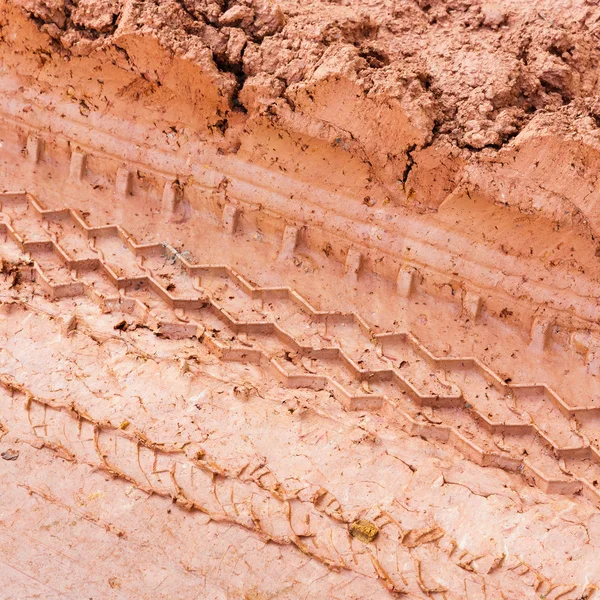 Traccia di pneumatici su suolo lateritico — Foto Stock