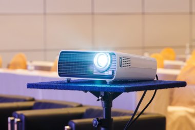 Konferans salonunda projektör