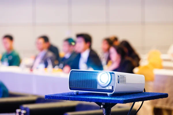 Projetor na sala de conferências — Fotografia de Stock